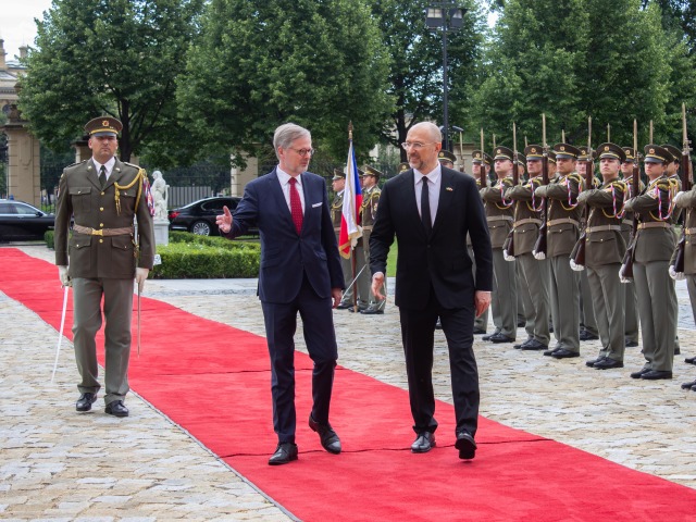 Zľava český premiér Petr Fiala a ukrajinský premiér Denys Šmyhaľ počas slávnostného uvítania ukrajinskej vlády v Prahe 16. júla 2024.