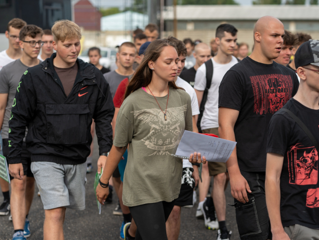 Takzvanú "letnú brigádu s armádou" absolvuje 127 plnoletých študentov stredných škôl, gymnázií či odborných učilíšť počas nasledujúcich štyroch týždňov. Dvadsať percent z tohto počtu sú dievčatá.