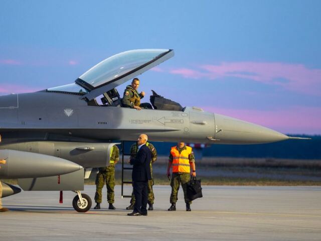 Slovenské stíhačky F-16 na letisku v Kuchyni