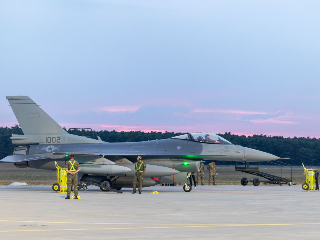 Stíhačka F-16 na letisku v Kuchyni.