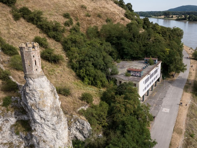 Devínsky amfiteáter, dron, hrad Devín