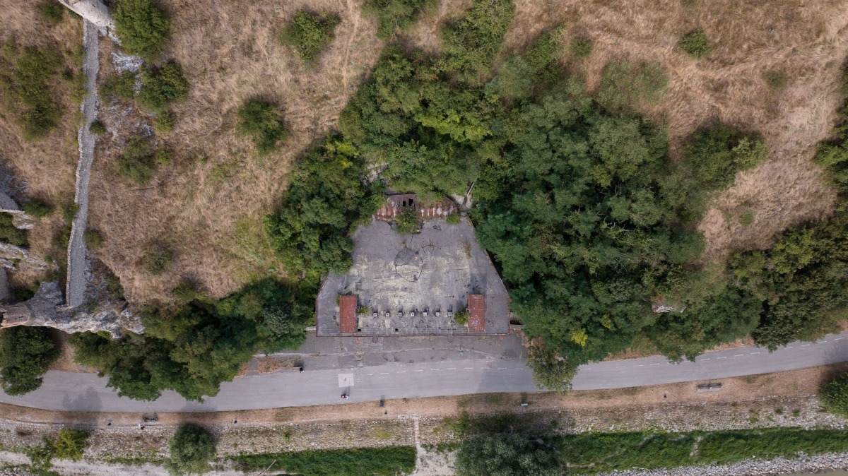 Devínsky amfiteáter, dron, hrad Devín