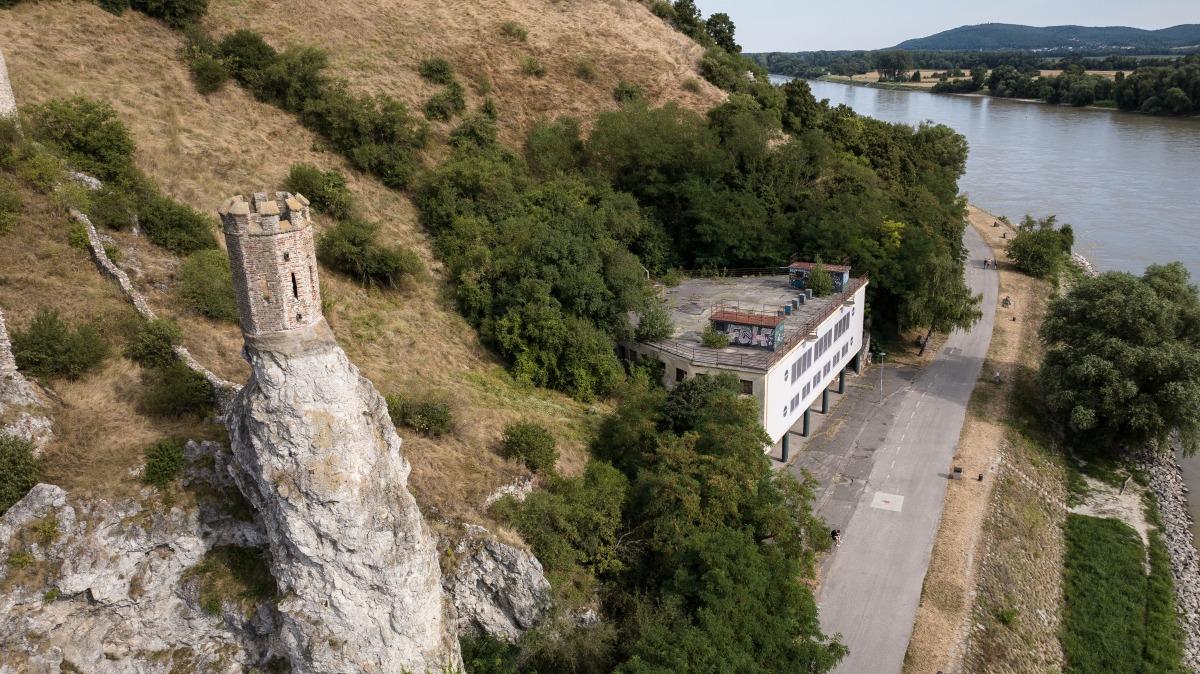 Devínsky amfiteáter, dron, hrad Devín