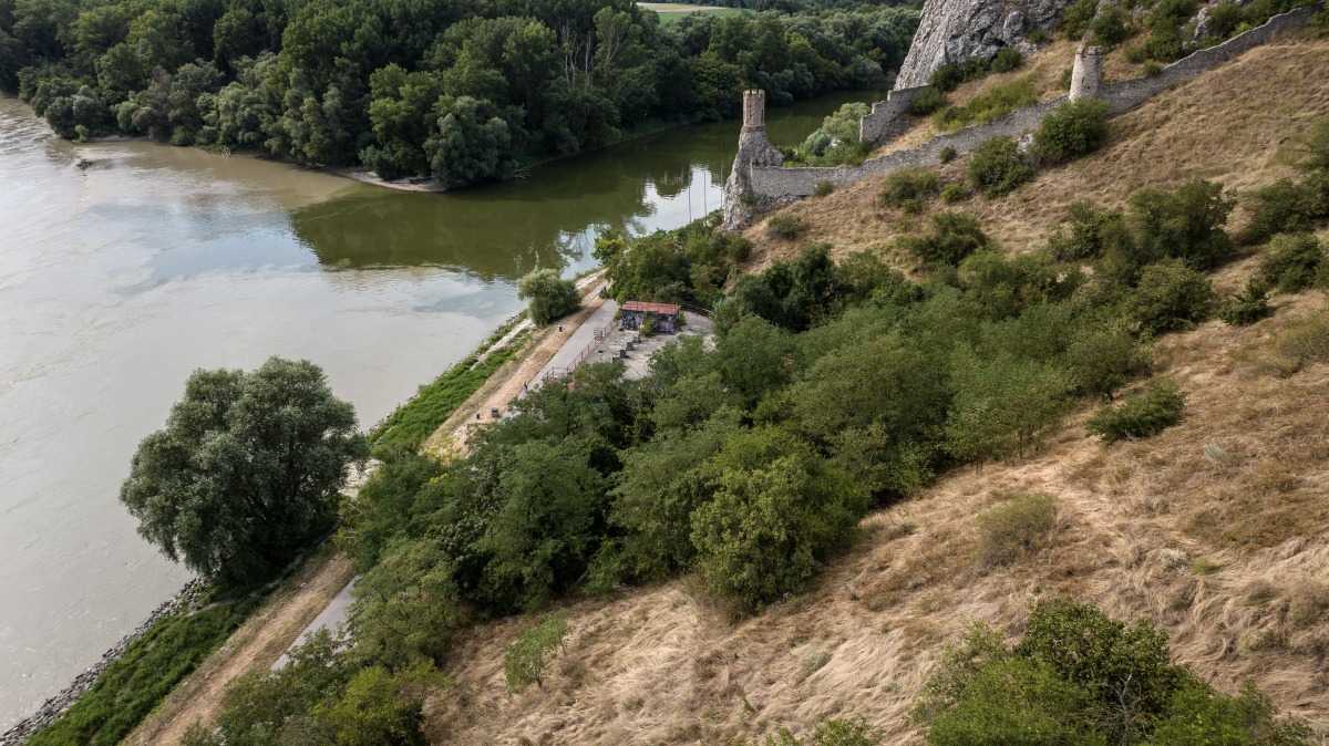 Devínsky amfiteáter, dron, hrad Devín