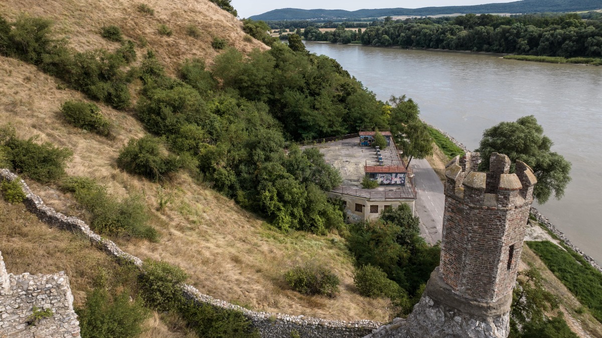 Devínsky amfiteáter, dron, hrad Devín