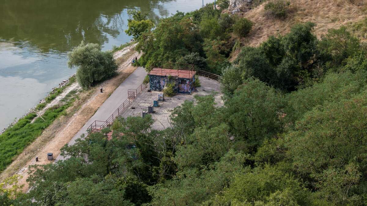 Devínsky amfiteáter, dron, hrad Devín