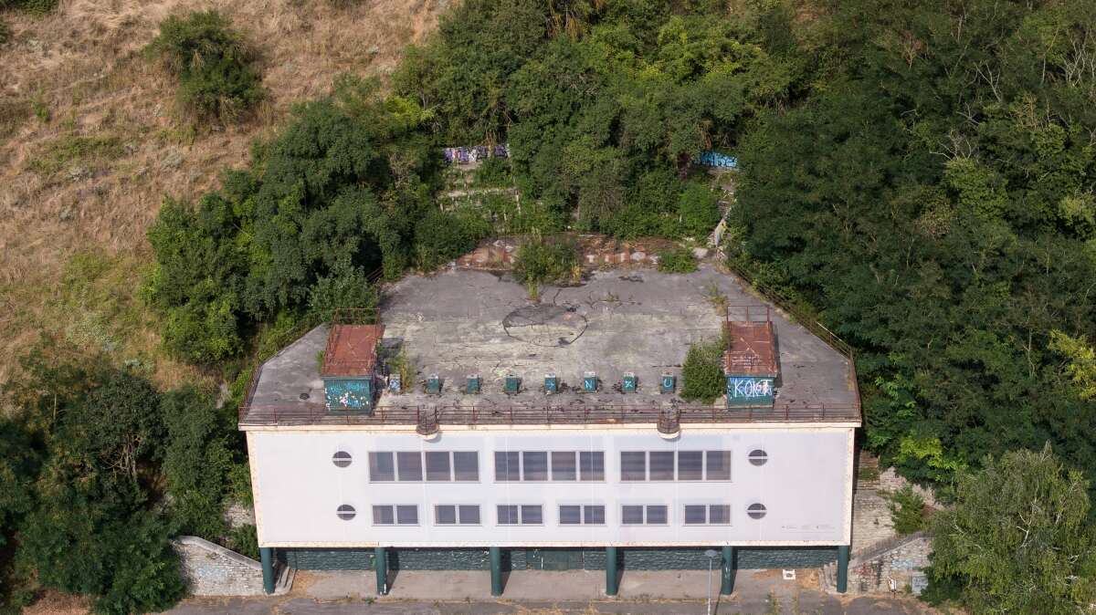 Devínsky amfiteáter, dron, hrad Devín