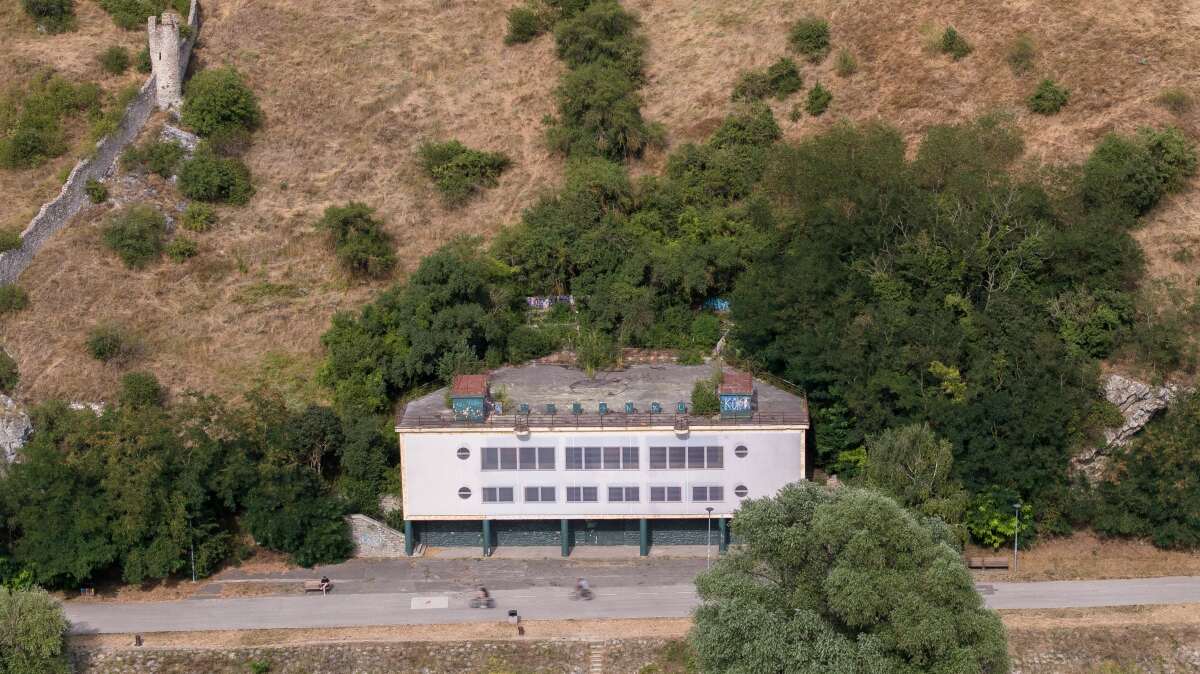 Devínsky amfiteáter, dron, hrad Devín