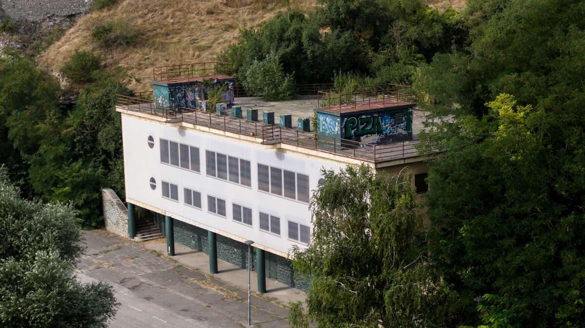 Devínsky amfiteáter, dron, hrad Devín