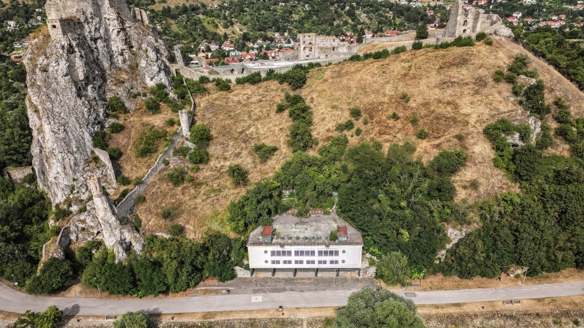 Devínsky amfiteáter, dron, hrad Devín
