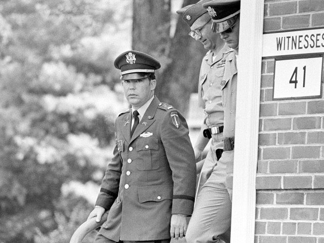 Bývalý americký dôstojník William Calley (vľavo) opúšťa budovu vojenského súdu vo Fort McPherson, september 1971