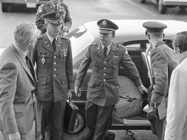 Bývalý americký dôstojník William Calley (uprostred) prichádza do Pentagónu podať svedectvo o masakre v dedine My Lai počas vietnamskej vojny, december 1969