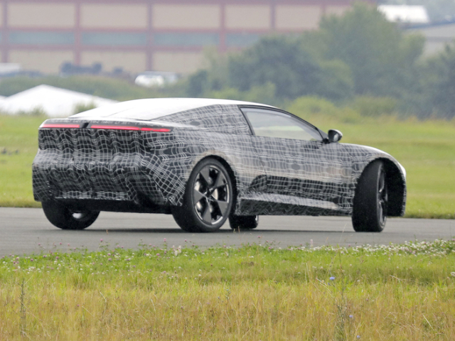 BMW Neue Klasse Coupé - maskovaný prototyp 2024