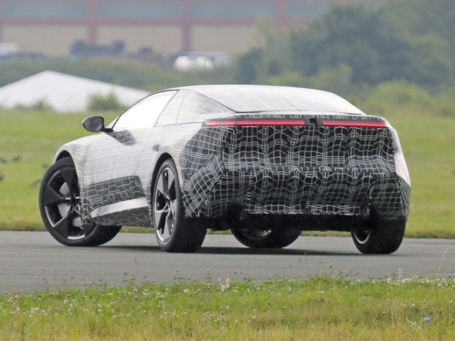 BMW Neue Klasse Coupé - maskovaný prototyp 2024