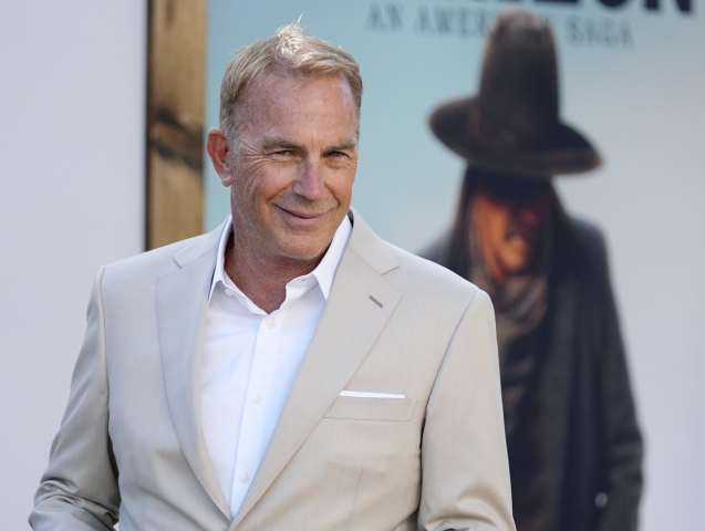 Zbalil o 30 rokov mladšiu krásku? Šepká sa, že Kevin Costner našiel novú lásku