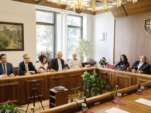 SR Bratislava NRSR zdravotníctvo výbor mimoriadny BAX