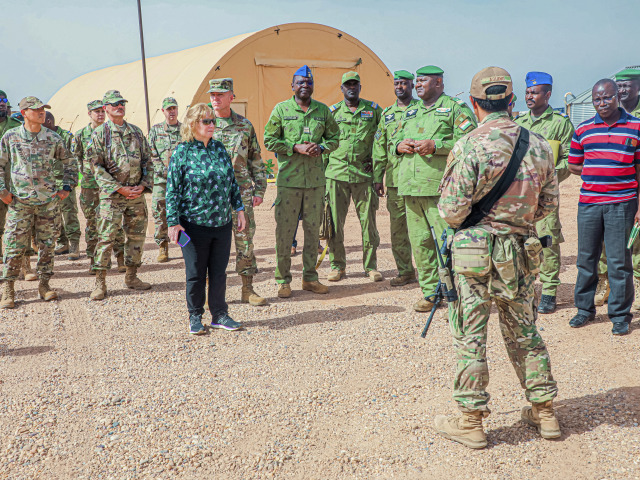 Príslušníci americkej a nigerskej armády počas návštevy americkej základne v nigerskom meste Agadez v pondelok 5. augusta 2024. Americká armáda stiahla jednotky zo svojej poslednej základne v Nigeri.