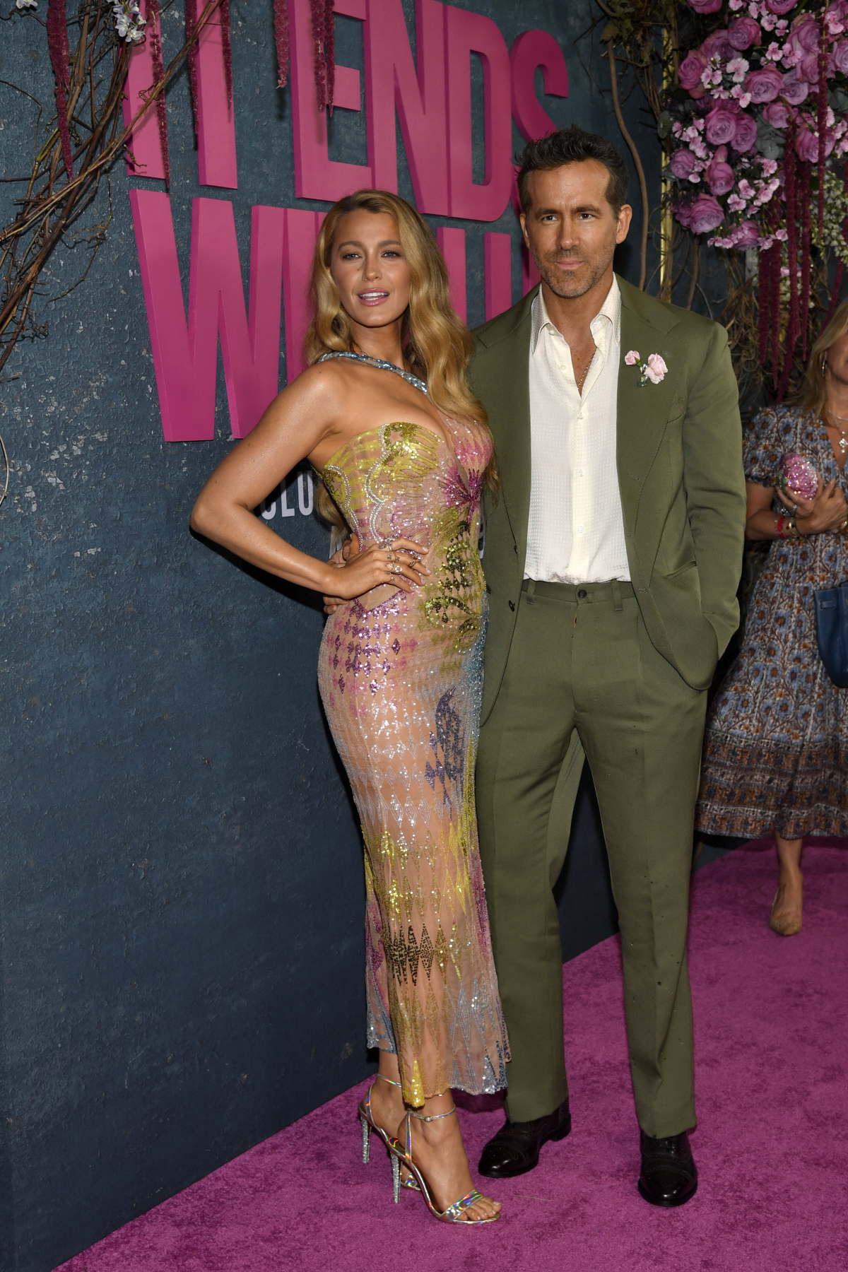 Blake Lively v kreácii Versace z roku 2002 a jej manžel Ryan Reynolds