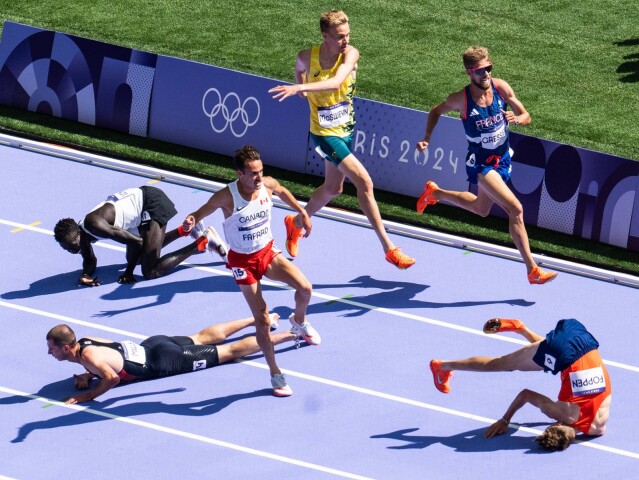 hromadný pád atletika oh paríž