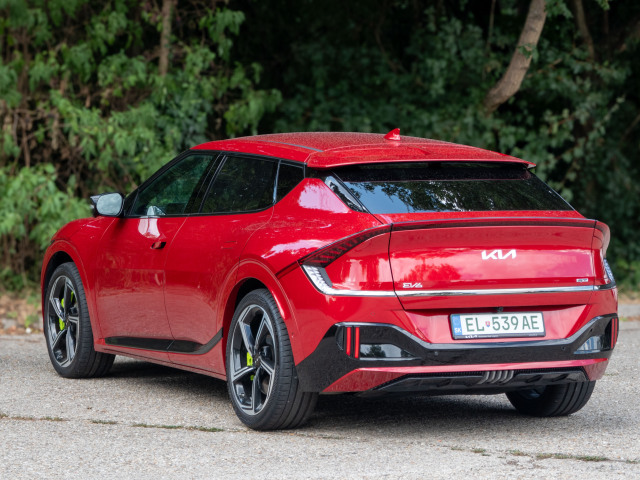 Aerodynamický tuning neobišiel ani zadnú časť so zväčšeným difúzorom a s predĺženým strešným spojlerom.