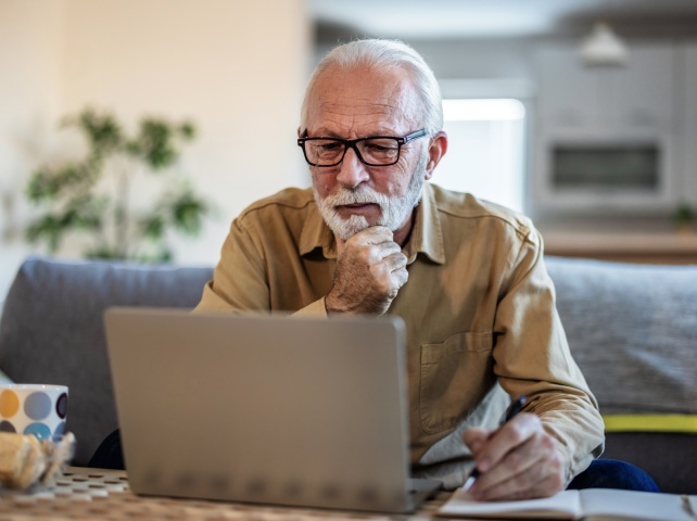 dôchodca, senior, laptop, dôchodky
