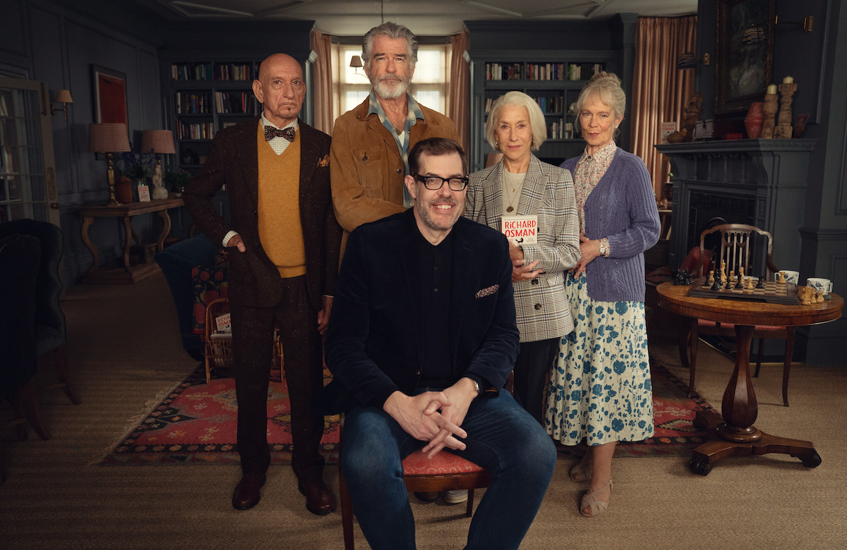 Ben Kingsley, Pierce Brosnan, Helen Mirren a Celia Imrie sa predstavia vo filme "The Thursday Murder Club". V popredí režisér Chris Columbus.