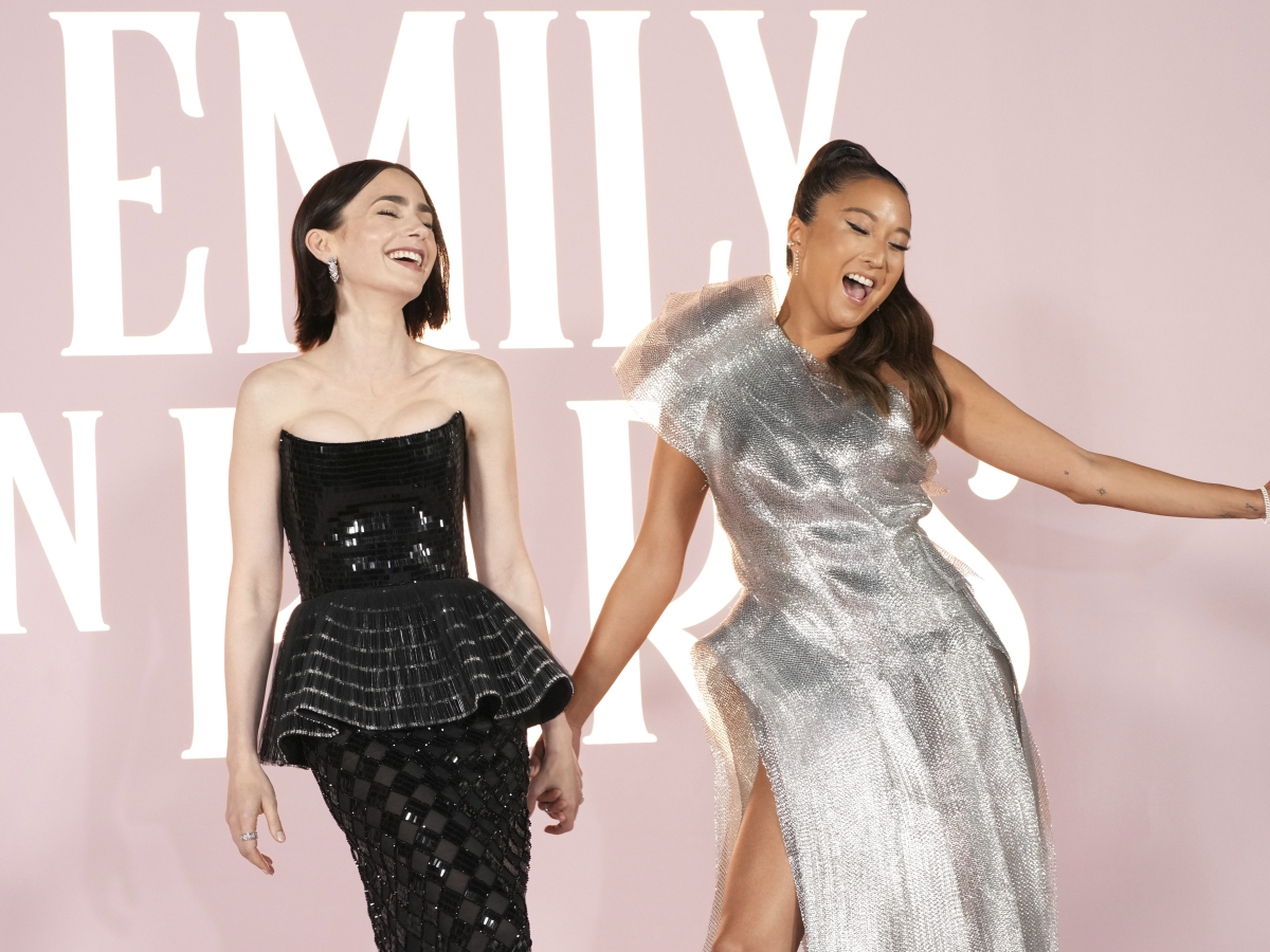 Herečky Lily Collins (vľavo) a Ashley Park na premiére 4. série Emily v Paríži. 
