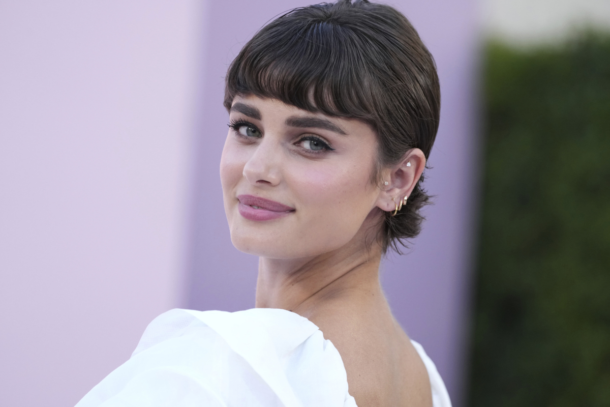 Americká topmodelka Taylor Hill na premiére štvrtej série projektu Emily v Paríži. 