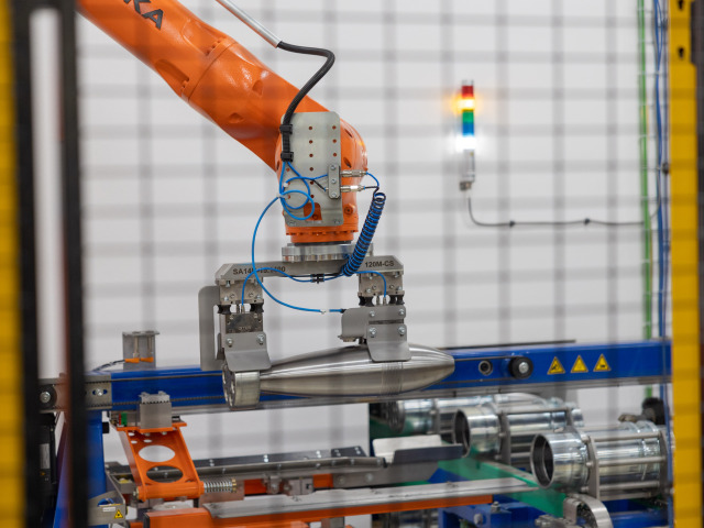 VOP Nováky - robotická ruka novej plniacej linky na muníciu