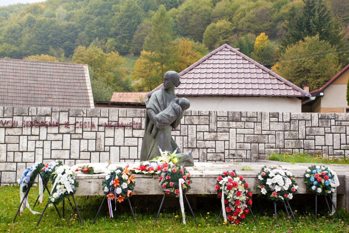 Ostrý Grúň, pamätník