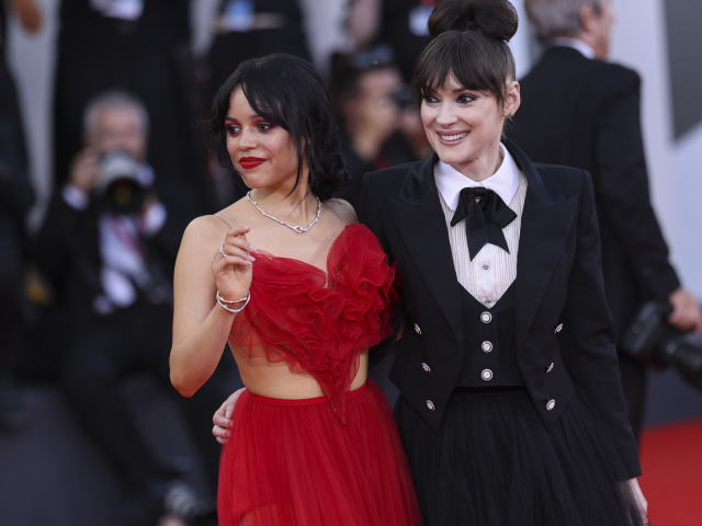 Jenna Ortega (vľavo) a Winona Ryder 
