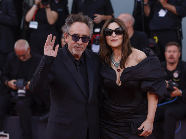 Monica Bellucci v kreácii Vivienne Westwood Couture a jej partner - režisér Tim Burton