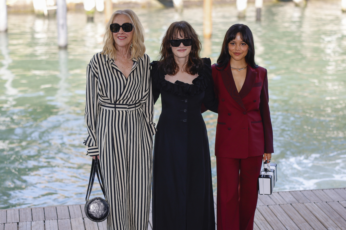 Catherine O'Hara, Winona Ryder a Jenna Ortega