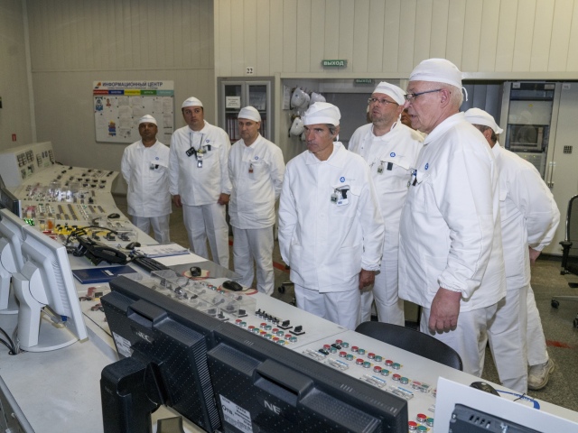 Na fotografii zverejnenej spoločnosťou Rosatom State Atomic Energy Corporation je šéf Medzinárodnej agentúry pre atómovú energiu Rafael Grossi (uprostred vpravo) na návšteve jadrovej elektráreň Kursk (KNPP) pri meste Kurčatov v Kurskej oblasti v Rusku v utorok 27. augusta 2024.