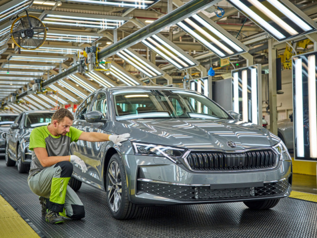Skoda-Auto-produces-first-units-of-updated-Octavia-in-Kvasiny-1 b29afae6