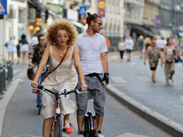 ľudia, ulica, bicykel, mesto, turisti, dovolenka, cestovanie, doprava
