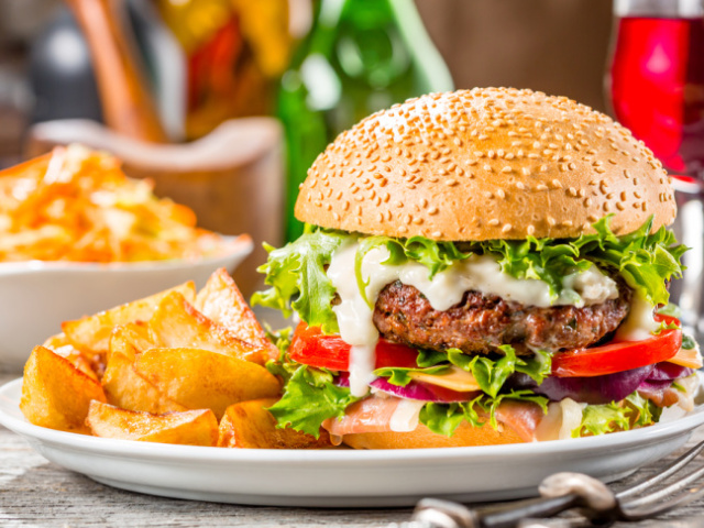 Honosné a vysoké: Ako jesť hamburger a nezašpiniť sa