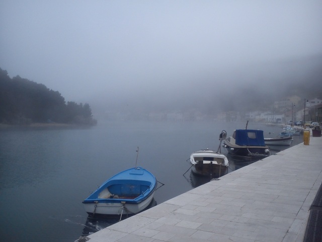 novigrad, chorvátsko, hmla, more, loďky, člny,