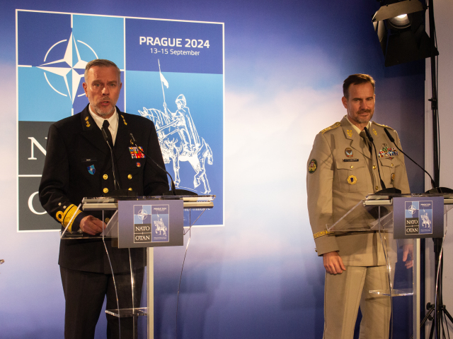 Na snímke zľava predseda Vojenského výboru NATO Rob Bauer a náčelník Generálneho štábu Armády ČR Karel Řehka na tlačovej konferencii po rokovaní výboru v Prahe 14. septembra 2024.
