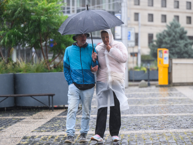 SR Bratislava počasie vietor dážď ľudia BAX