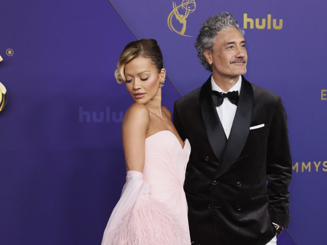 Speváčka Rita Ora v róbe Tamara Ralph a jej manžel Taika Waititi.