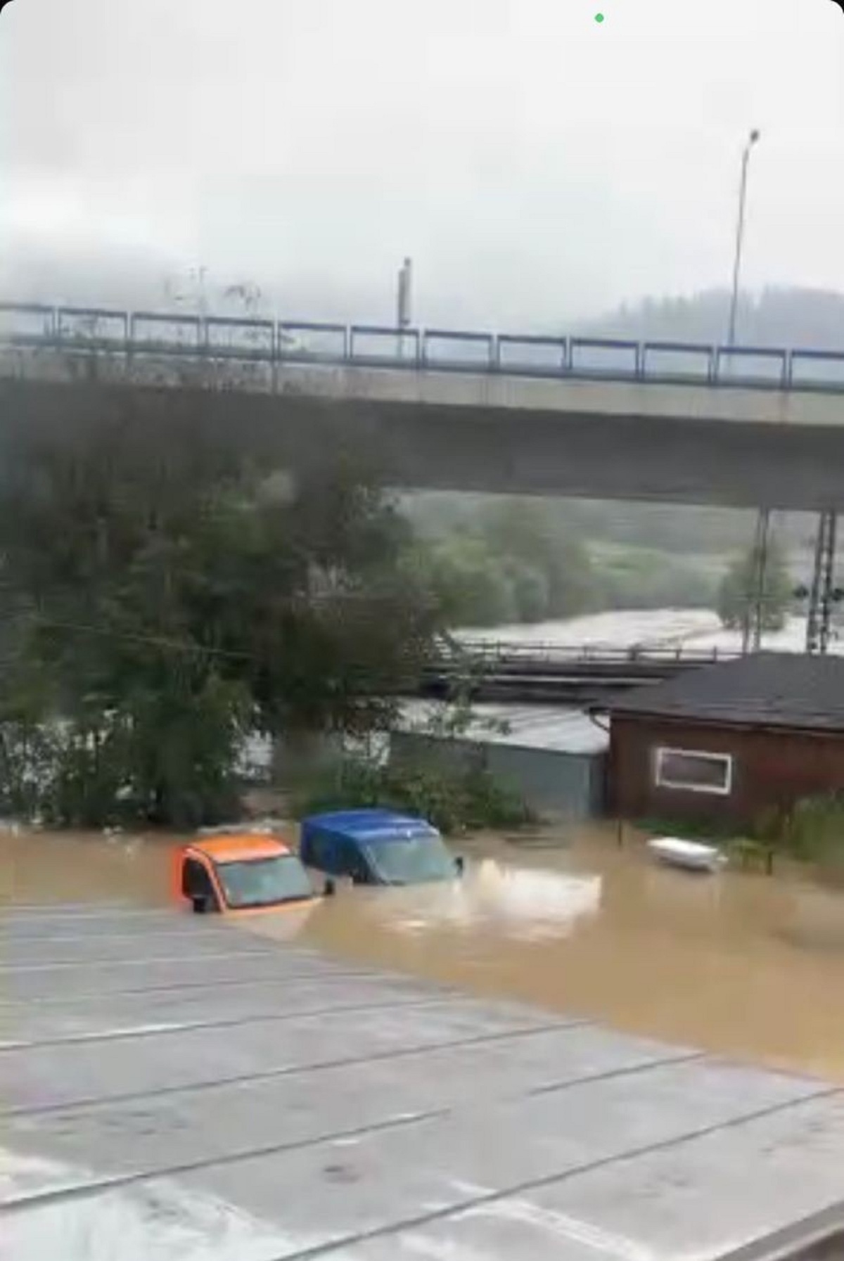 autá, povodeň, Čadca