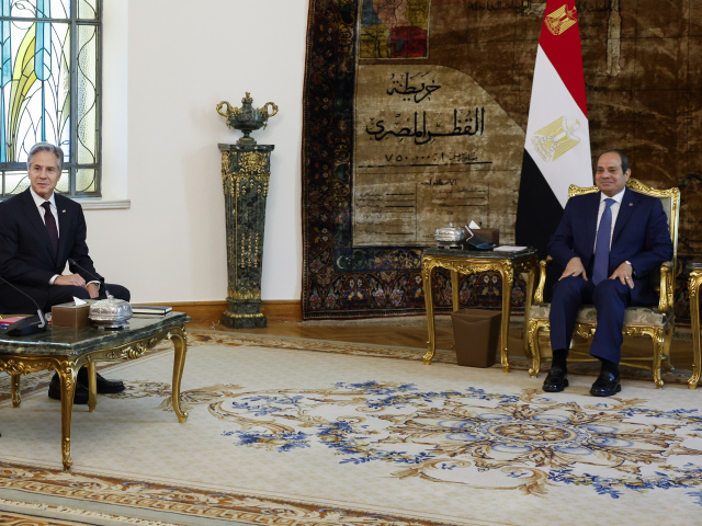 Americký minister zahraničných vecí Antony Blinken (vľavo) počas stretnutia s egyptským prezidentom Abdalom Fattáhom Sísím v Káhire 18. septembra 2024.