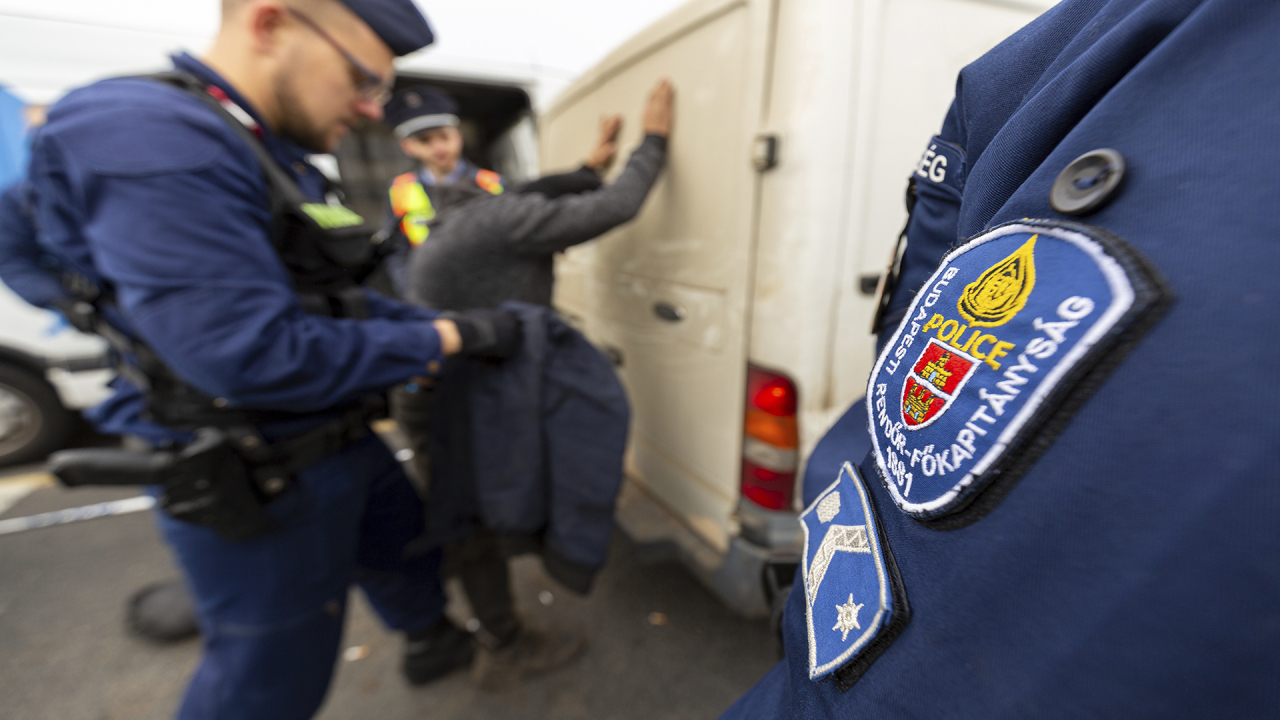 Madarsko hungary police prevadzac
