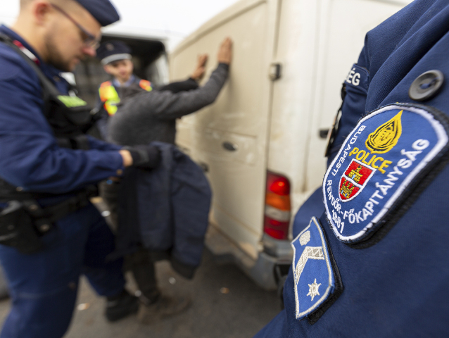 Maďarsko / Hungary police / Prevádzač /