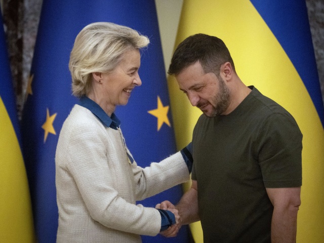 Predsedníčka Európskej komisie Ursula von der Leyenová (vľavo) a ukrajinský prezident Volodymyr Zelenskyj sa vítajú počas stretnutia v Kyjeve 20. septembra 2024.