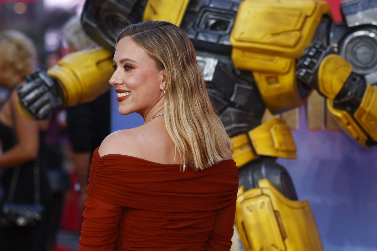 Scarlett Johansson v kreácii Saint Laurent