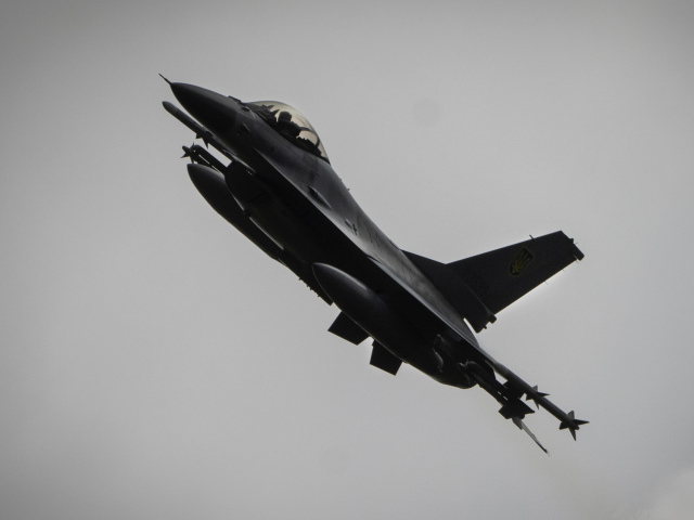 Ukrajina, F-16