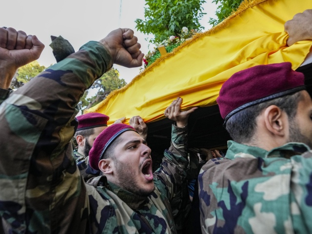 Členovia Hizballáhu kričia heslá, keď nesú rakvy veliteľov Hizballáhu Ibrahima Kobeisiho a Husajna Ezzedina počas ich pohrebného sprievodu na južnom predmestí Bejrútu v stredu 25. septembra 2024.