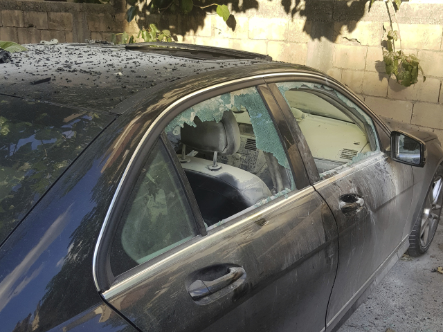 Poškodené auto v ktorom vybuchlo vreckové zariadenie tzv. pager v meste Sidon na juhu Libanonu 18. septembra 2024.